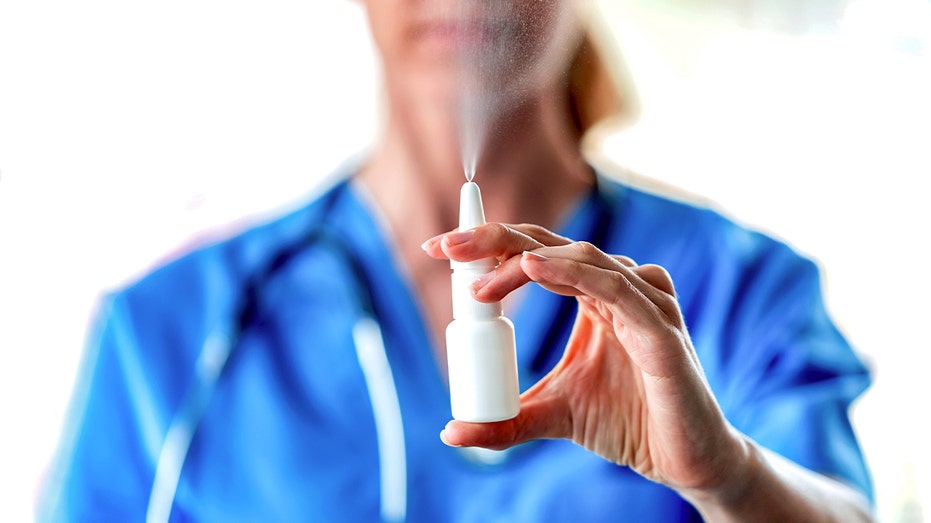 طبيب يحمل رذاذ الأنف