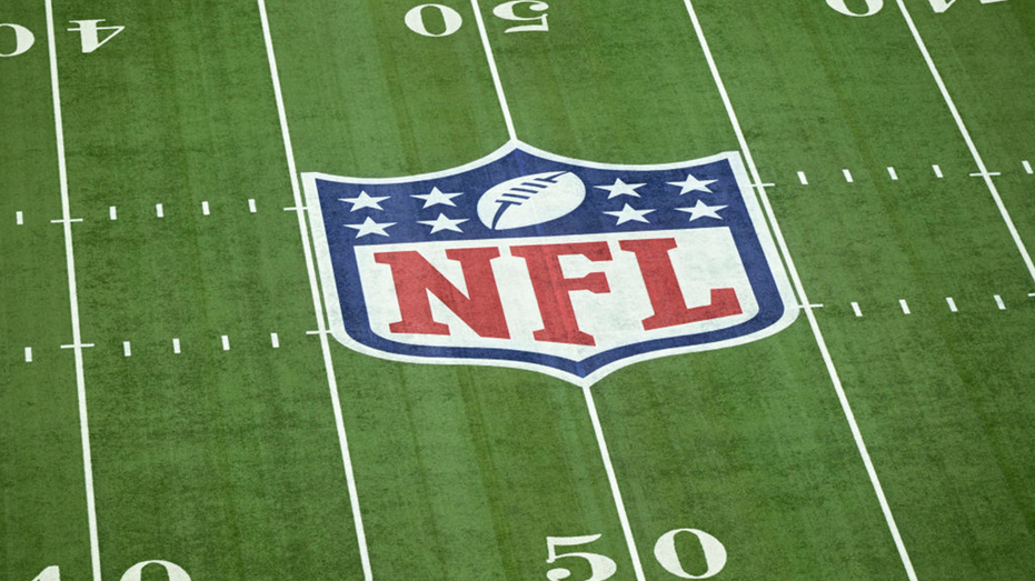 منظر لشعار NFL المعروض على أرض الملعب