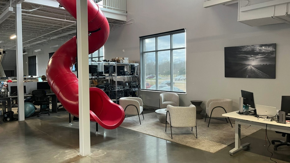 شريحة داخل مكتب بروفالوس.