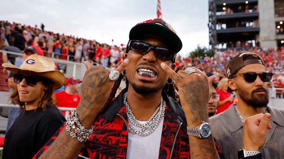 Quavo يطرح في مباراة كرة القدم في جورجيا