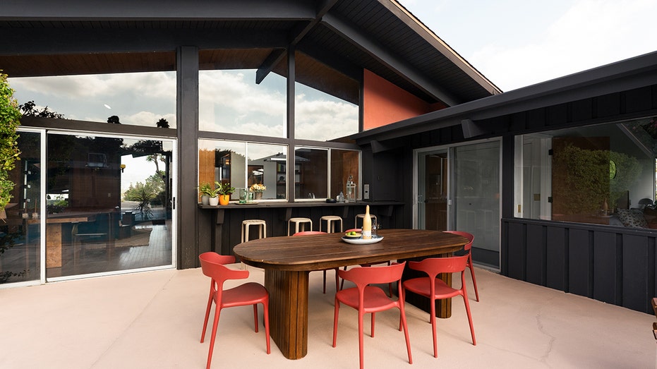 يضم الفناء الخلفي بارًا في الهواء الطلق ومنطقة لتناول الطعام.