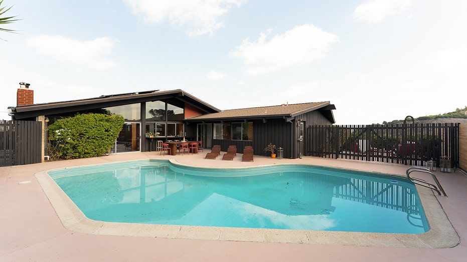 يضم الفناء الخلفي أيضًا مسبحًا كبيرًا بمياه مالحة.