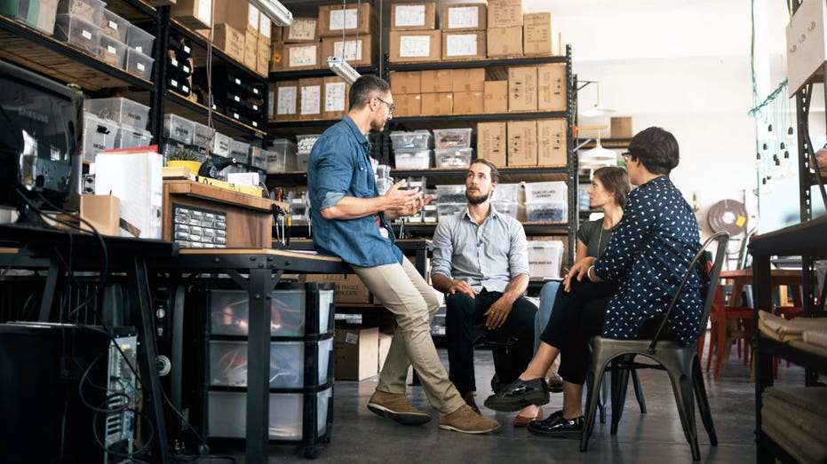 العمال يتجمعون في شركة صغيرة.