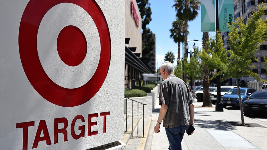 يتم عرض شعار Target في متجر Target في 20 أغسطس 2025 في باسادينا، كاليفورنيا.