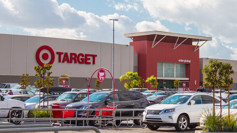 بوربانك، كاليفورنيا، الولايات المتحدة الأمريكية: 27 نوفمبر 2017: منظر خارجي لمتجر Target Store لمتجر بيع بالتجزئة Target. شركة تارجت هي شركة بيع بالتجزئة أمريكية يقع مقرها الرئيسي في مينيابوليس، مينيسوتا. إنه ثاني أكبر بائع تجزئة بسعر مخفض في الولايات المتحدة. يتم عرض المتجر خلال موسم العطلات.