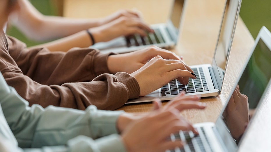 المراهقون يستخدمون أجهزة الكمبيوتر