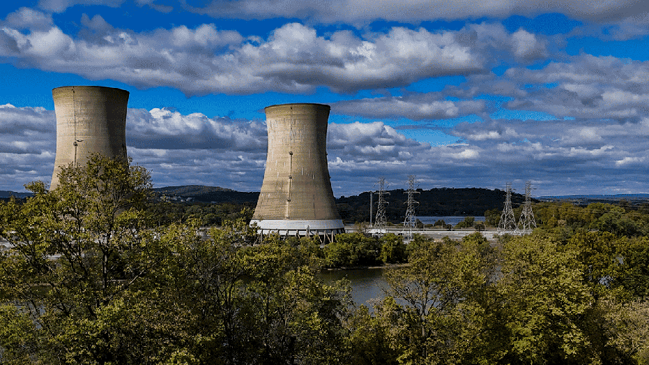 محطة الطاقة النووية في جزيرة ثري مايل مع الأشجار المحيطة بالمنطقة