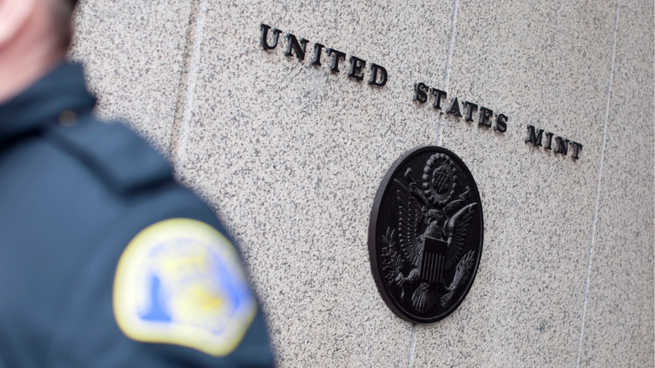 ختم دار سك العملة الأمريكية للمبنى في فيلادلفيا، بنسلفانيا.