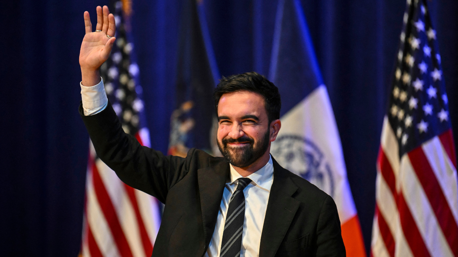 المرشح لمنصب عمدة مدينة نيويورك، زهران ممداني، يلوح خلال قاعة المدينة