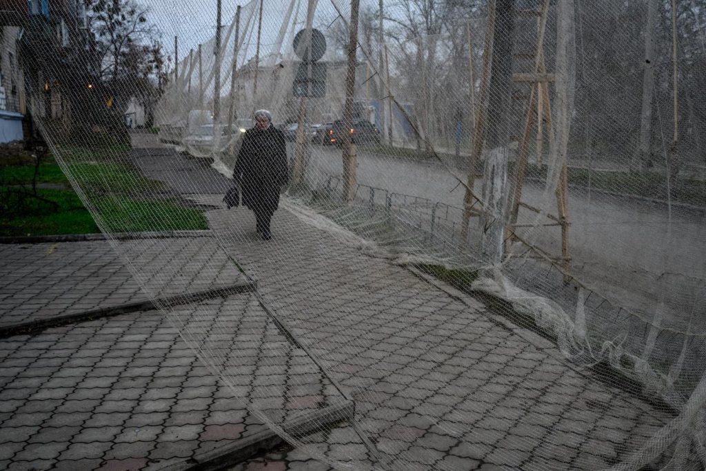 في شمال شرق أوكرانيا، في إيزيوم، الحياة تحت شبكات مكافحة الطائرات بدون طيار