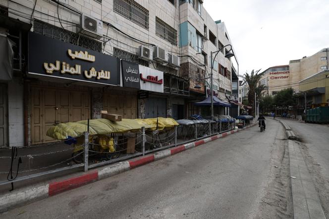 المتاجر المغلقة في الخليل، الضفة الغربية، مع إضراب المدينة احتجاجًا على مقتل فلسطينيين اثنين قتلهما الجيش الإسرائيلي خلال محاولة هجوم بمركبة، 7 ديسمبر، 2025.