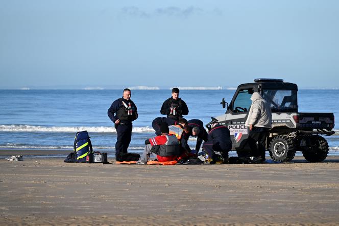 مهاجرون يتلقون رعاية طبية بعد إنقاذهم بعد محاولتهم الفاشلة لعبور القناة على متن زورق قابل للنفخ، على شاطئ في سانجات (باس دو كاليه)، 13 ديسمبر 2025.