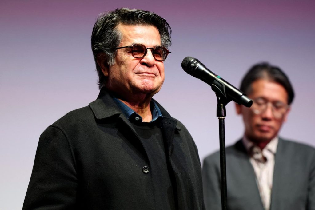 الحكم غيابيا بالسجن لمدة عام على المخرج الإيراني جعفر بناهي الحائز على السعفة الذهبية في مهرجان كان السينمائي 2025، بحسب محاميه