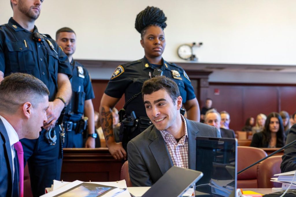 لويجي مانجيوني متهم بقتل رئيس شركة تأمين صحي في نيويورك عام 2024، يقسم الأمريكيين