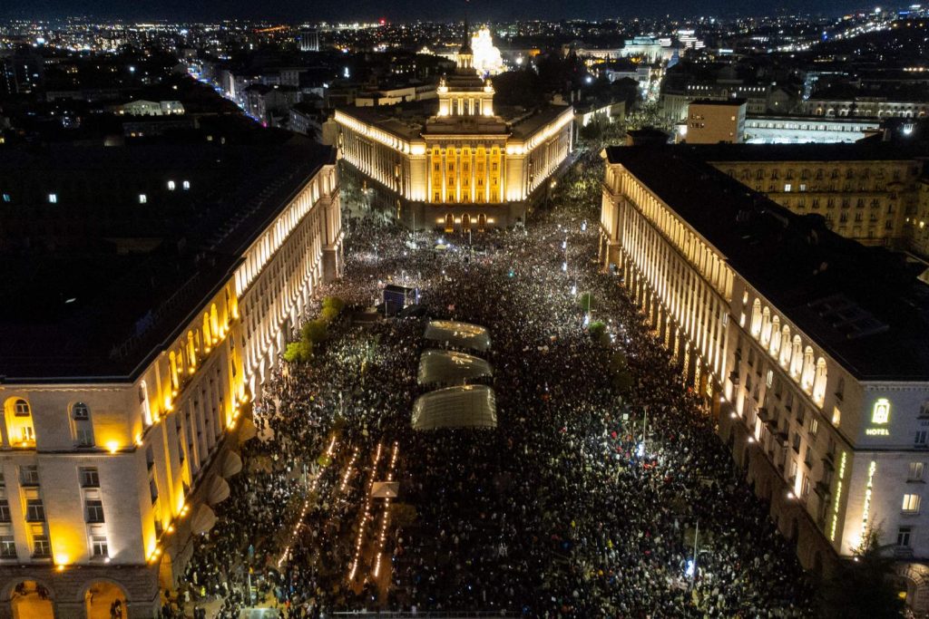 مظاهرة حاشدة ضد مشروع الموازنة واشتباكات مع الشرطة