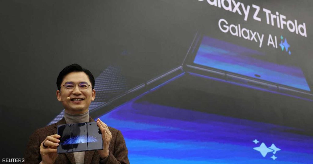 مع اشتداد المنافسة.. سامسونغ تكشف عن أول هاتف ثلاثي الطي