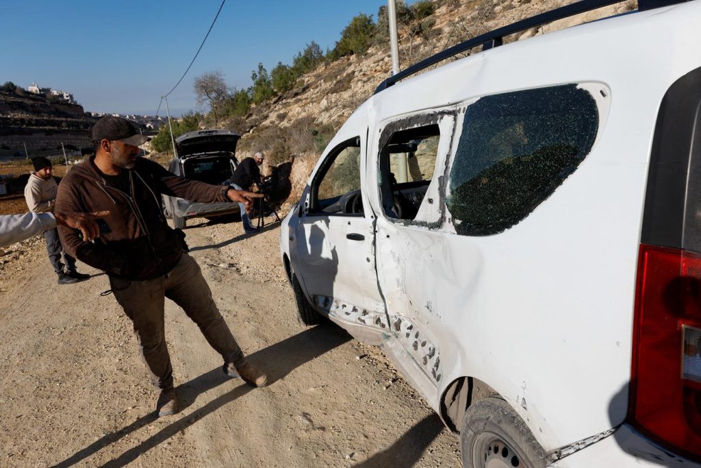 وفي الضفة الغربية، قتل الجيش الإسرائيلي شابين فلسطينيين قال إنهما هاجما جنودا