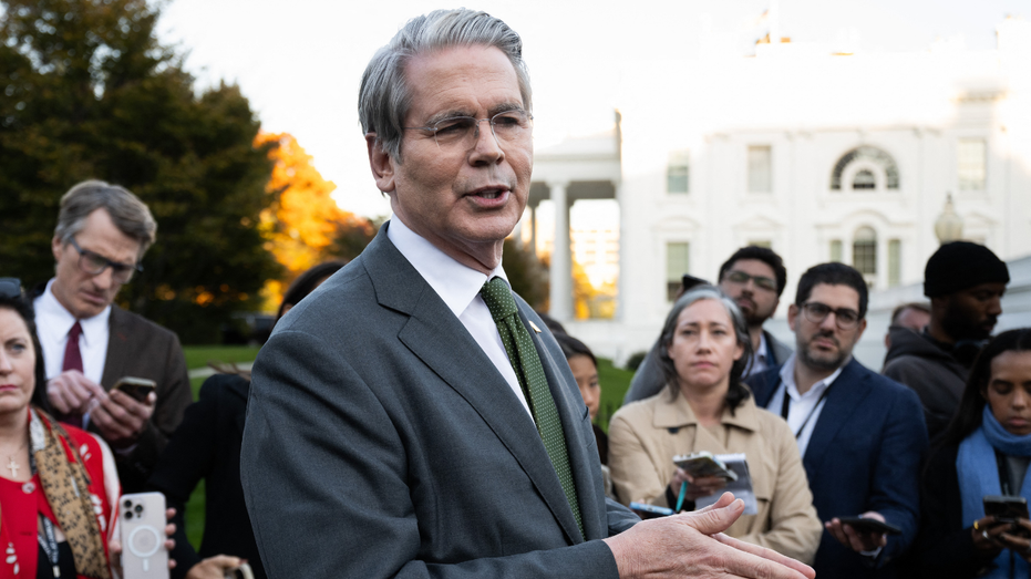 بيسينت يأخذ أسئلة المراسل خارج البيت الأبيض