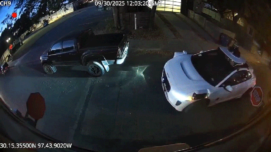 سيارة Waymo بيضاء تمر بعلامات توقف الحافلات المدرسية