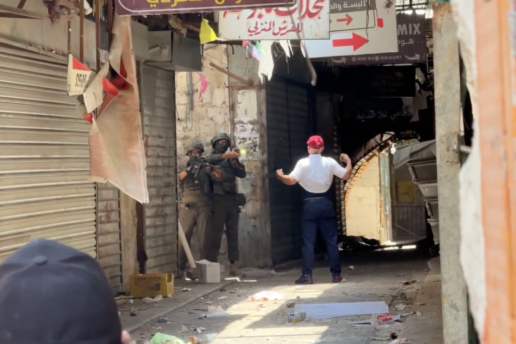 في الضفة الغربية، خلف أشرطة الفيديو الخاصة بأعمال الجيش الإسرائيلي، العمل المحفوف بالمخاطر الذي يقوم به الصحفيون الفلسطينيون