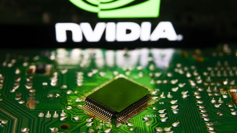 شريحة على اللوحة مع شعار nvidia في الخلف