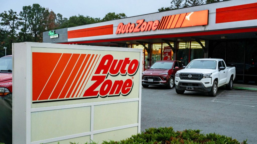 تفتتح AutoZone 53 متجرًا جديدًا بينما تتغلب على التضخم وزيادة تكلفة التعريفات