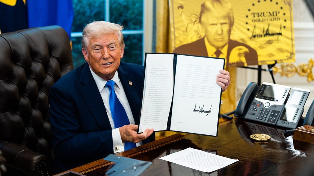 يقول لوتنيك إن ترامب يريد “القمة على القمة” مع برنامج تأشيرة البطاقة الذهبية الجديد الذي يقبل الطلبات الآن