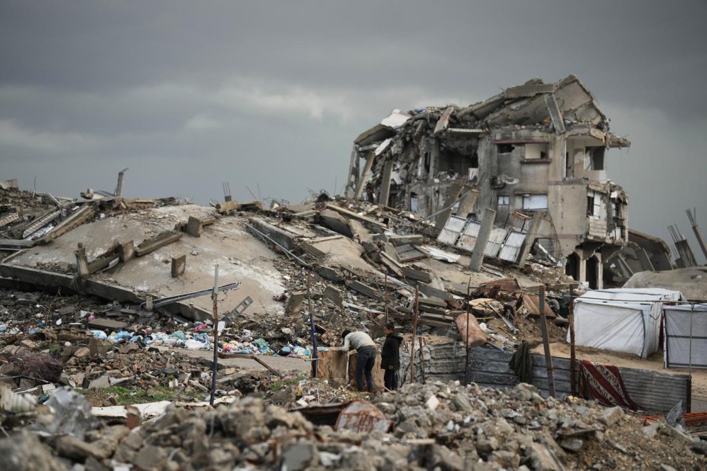 وتطالب إسرائيل بنزع سلاح حماس في قطاع غزة وترفض “تجميد” الأسلحة الذي تقترحه الحركة الإسلامية