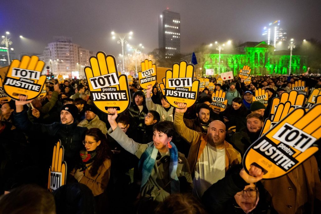 وفي رومانيا، يتم تنظيم مظاهرات للاحتجاج على الفساد داخل النظام القضائي