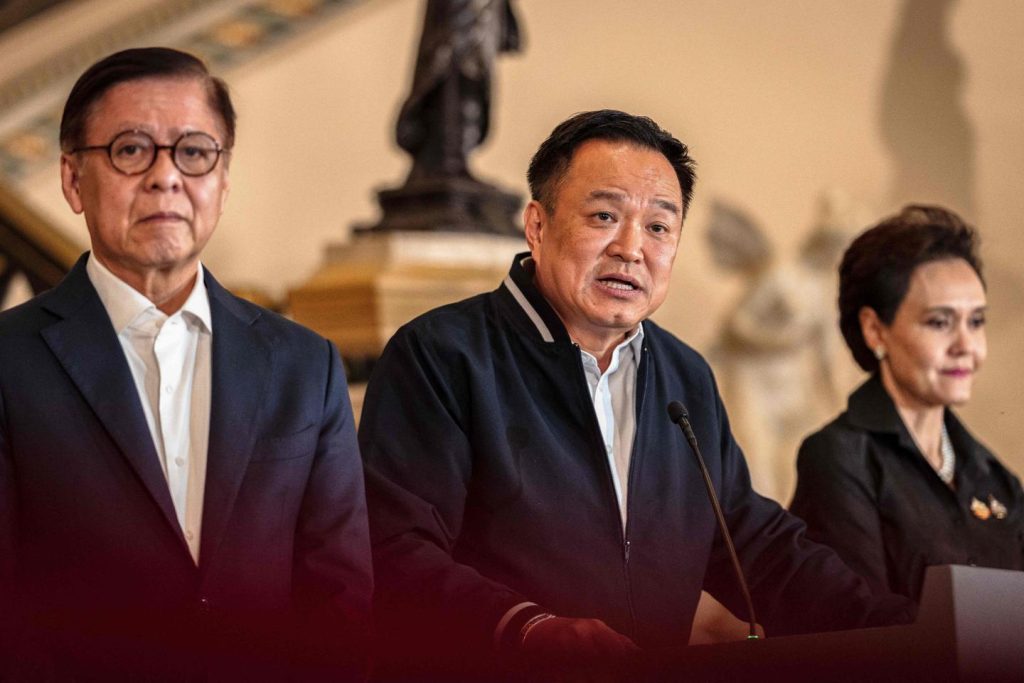 كمبوديا تعلق المعابر الحدودية مع تايلاند ومقتل أربعة جنود تايلانديين