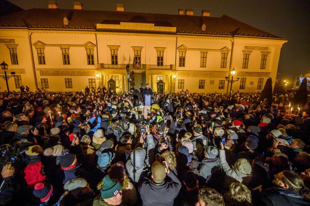 وخرج آلاف المتظاهرين للمطالبة باستقالة فيكتور أوربان، بعد الكشف عن سوء معاملة في رعاية الأطفال