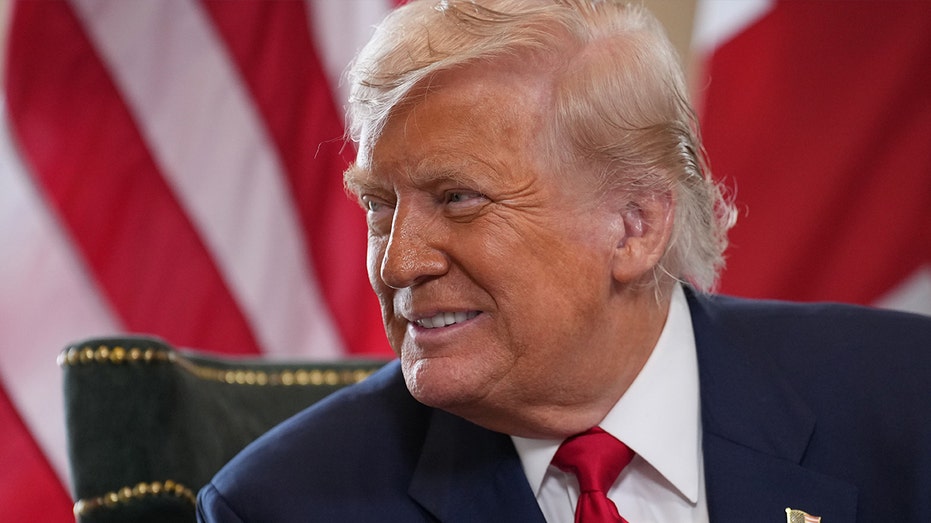 دونالد ترامب يبتسم