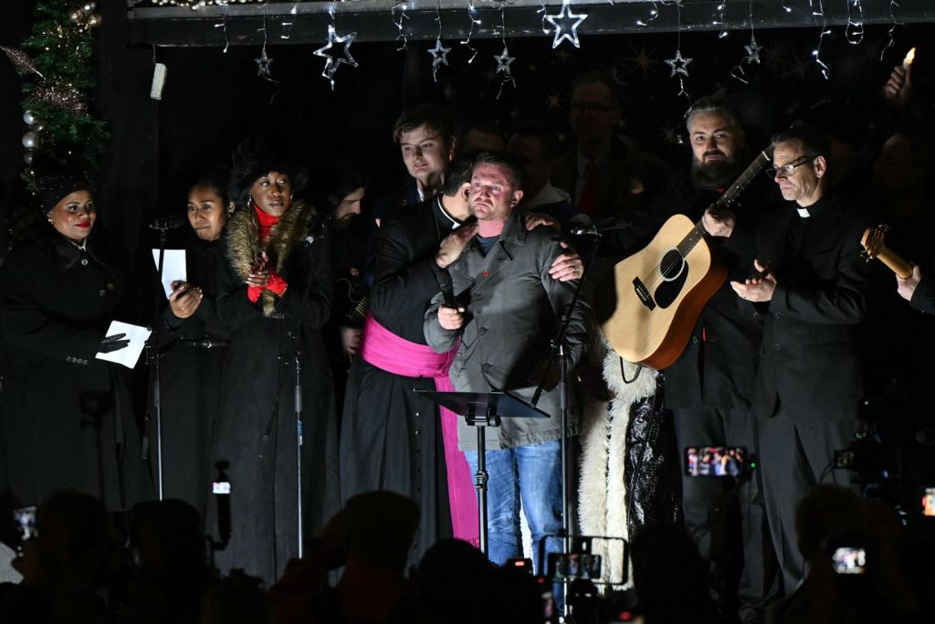 وفي المملكة المتحدة، اليمين المتطرف يستعيد السجل الديني ويدعو إلى “القومية المسيحية”