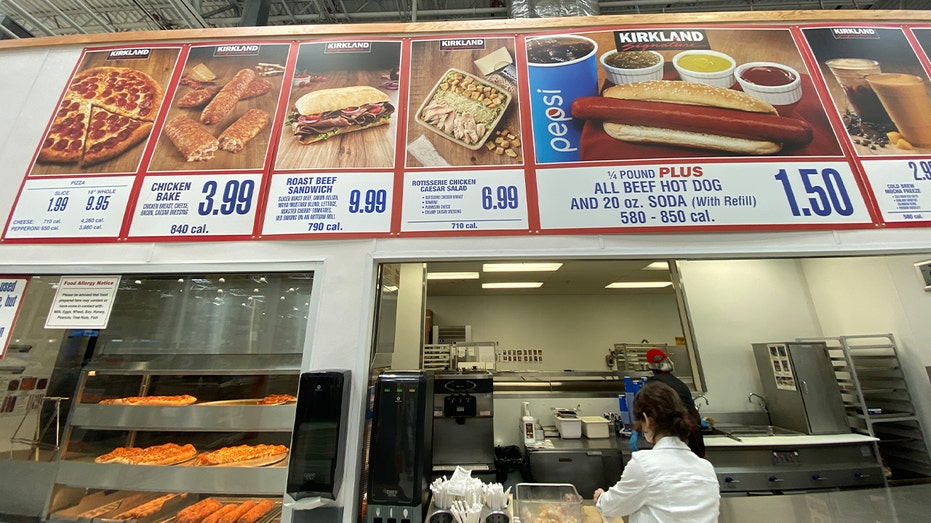 العميل في قاعة الطعام كوستكو