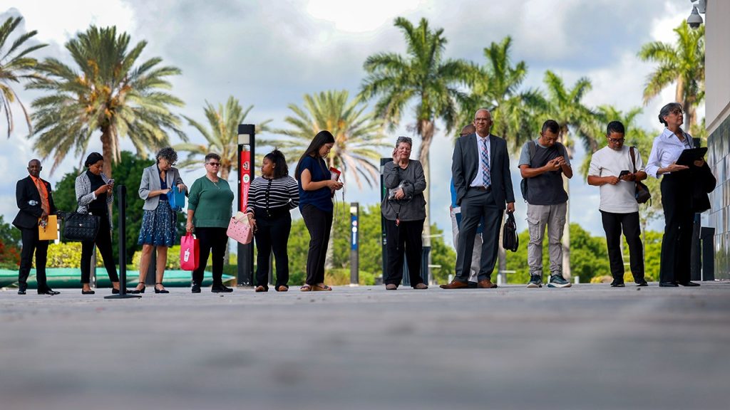 وزير العمل يقلل من أهمية العلامات التحذيرية، ويصر على أن سوق العمل “يتعزز” على الرغم من ارتفاع معدلات البطالة