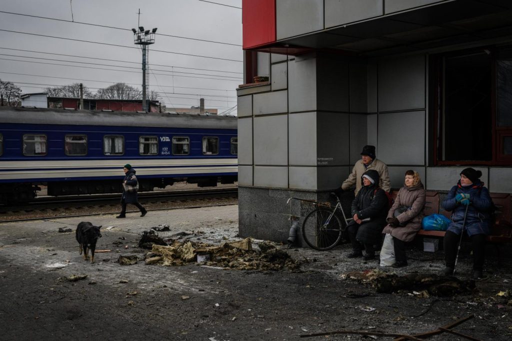 وفي أوكرانيا، أصبحت شبكة السكك الحديدية مستهدفة بشكل متزايد من قبل القوات الروسية