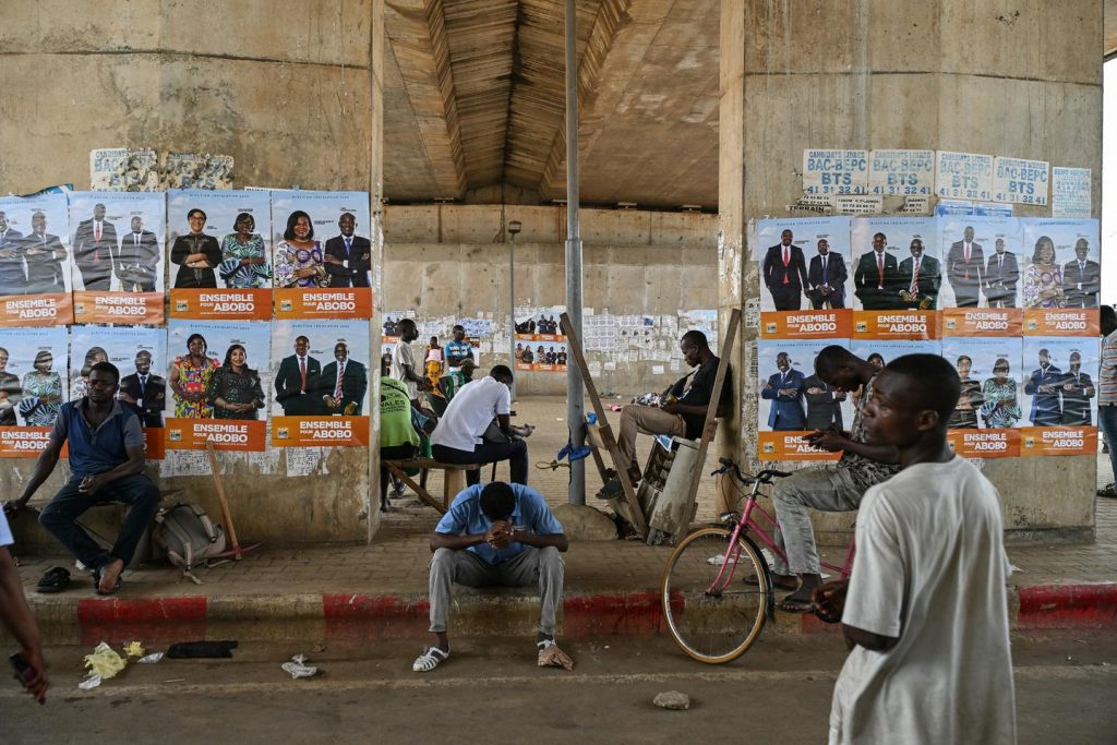 وفي ساحل العاج، أصبحت المعارضة المنقسمة على المحك فيما يتعلق بقدرتها على البقاء في الانتخابات التشريعية