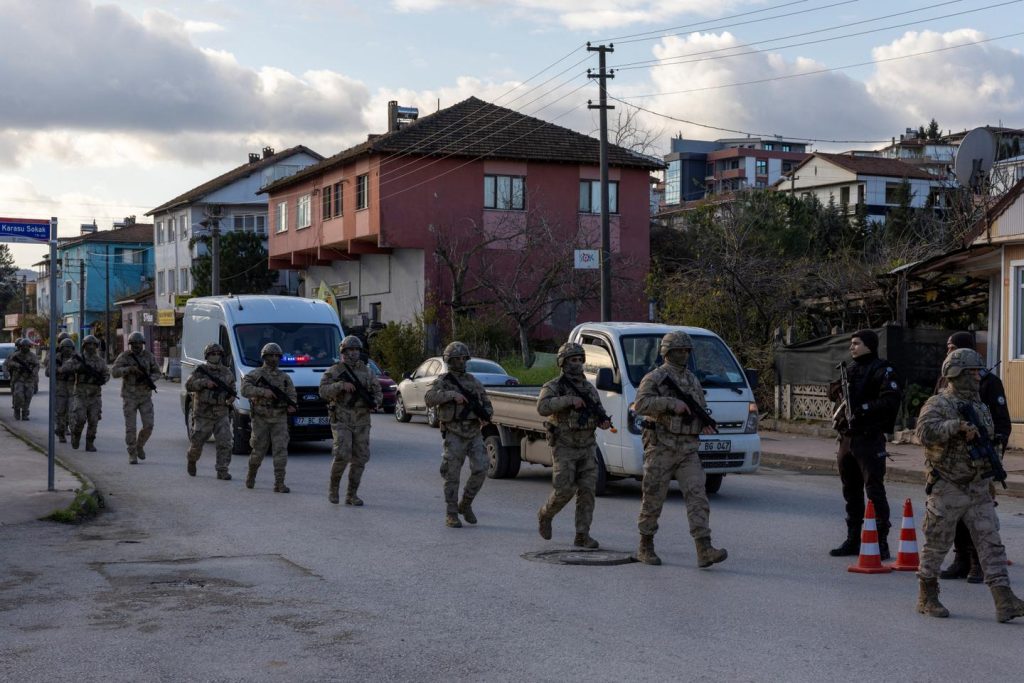وفي تركيا، قُتل ثلاثة من ضباط الشرطة في عملية ضد تنظيم الدولة الإسلامية