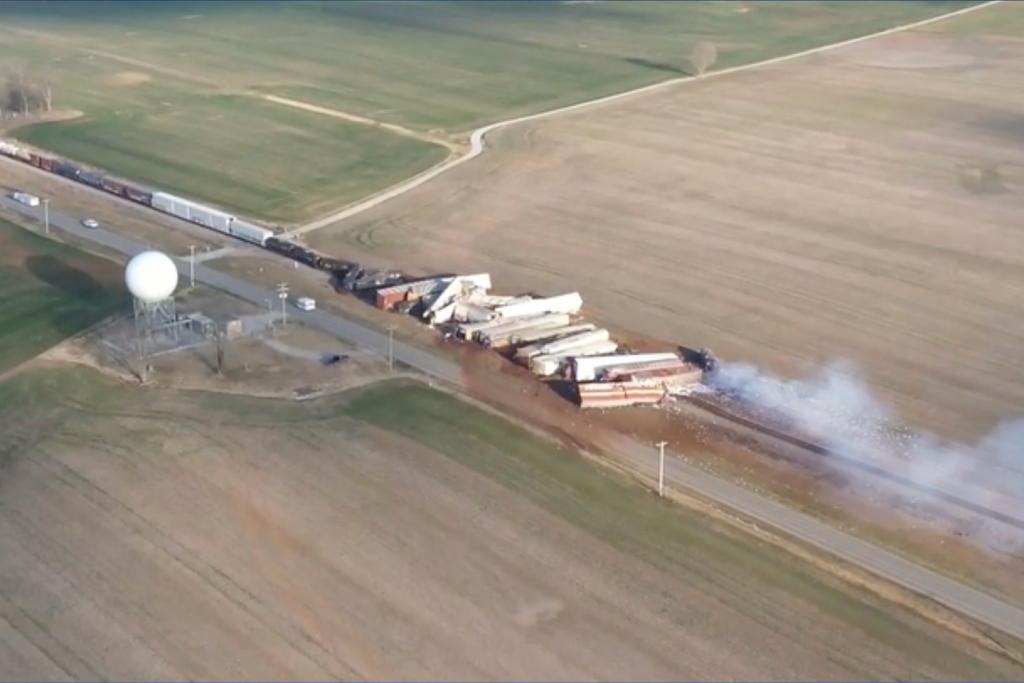 خروج قطار شحن عن مساره في شرق ووسط الولايات المتحدة، مما تسبب في تسرب الكبريت المنصهر