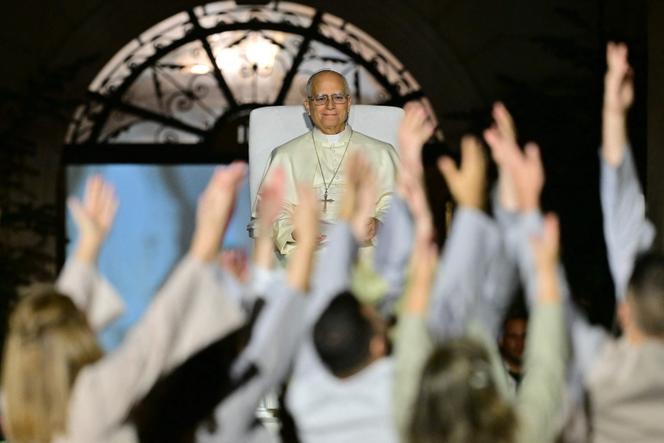 البابا لاوون الرابع عشر خلال لقاء مع الشباب في بطريركية بكركي المارونية شمال بيروت في 1 كانون الأول 2025.