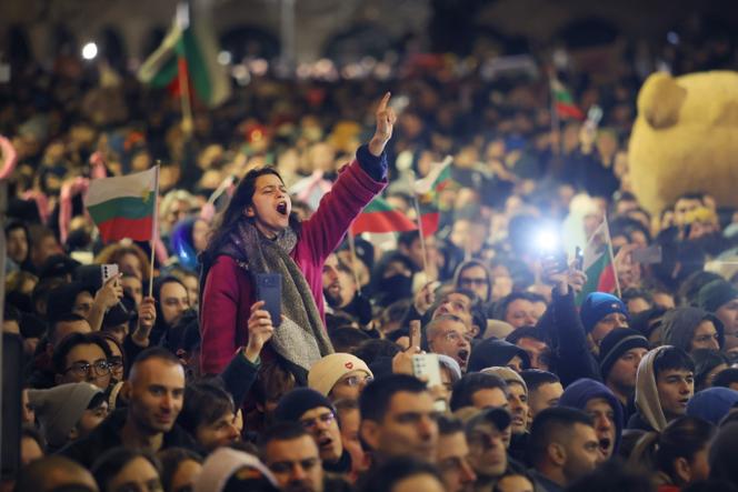 مسيرة حاشدة ضد إجراءات التقشف المقررة في مشروع موازنة عام 2026، في صوفيا، 1 ديسمبر 2025.