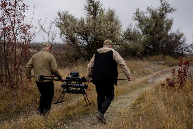 سيطلق أفراد الجيش الأوكراني طائرة بدون طيار من طراز Vampire أثناء التدريب في منطقة خاركيف، أوكرانيا، 11 نوفمبر 2025.