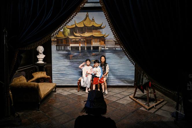 الزائرون يقفون أمام موقع تصوير فيلم 