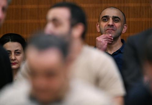 المتهم الروسي أرمان س. إلى جانب المتهمين معه، الأرمني فارجيس الأول والأوكراني روبرت أ.، في افتتاح محاكمة ثلاثة رجال متهمين بالتجسس لصالح روسيا، في فرانكفورت أم ماين، ألمانيا، 9 ديسمبر/كانون الأول 2025.