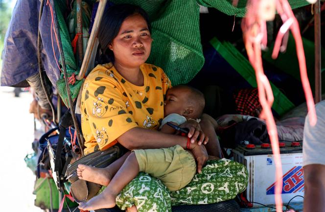 سكان يقومون بإخلاء مقاطعة سيام ريب (كمبوديا)، بعد اشتباكات على الحدود، 15 ديسمبر 2025.