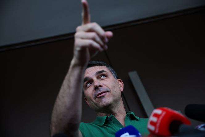 السيناتور فلافيو بولسونارو خلال مؤتمر صحفي في برازيليا في 7 ديسمبر 2025. 