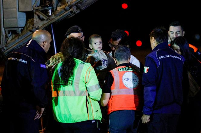 طفل فلسطيني تم إجلاؤه من غزة لأسباب طبية يصل إلى المطار العسكري في شيامبينو (إيطاليا)، 29 سبتمبر 2025. 