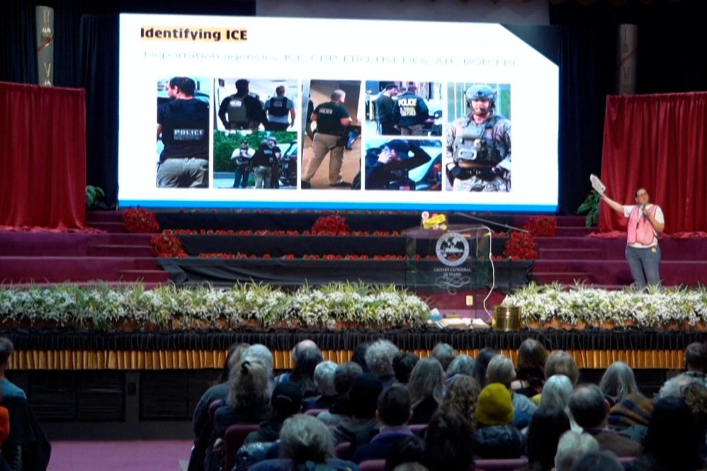 في نيويورك، يتدرب النشطاء على إحباط المداهمات المناهضة للهجرة التي قامت بها إدارة الهجرة والجمارك