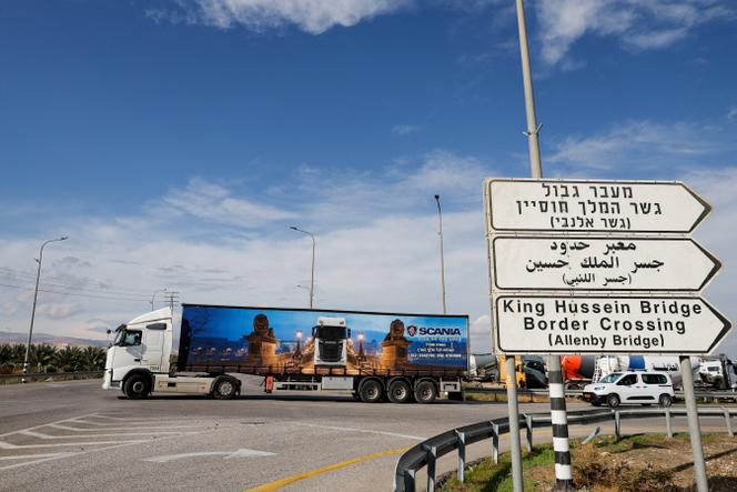 شاحنات تحمل بضائع من الأردن إلى قطاع غزة تسافر بالقرب من جسر اللنبي بعد إعادة فتحه، في الضفة الغربية، 10 ديسمبر، 2025.