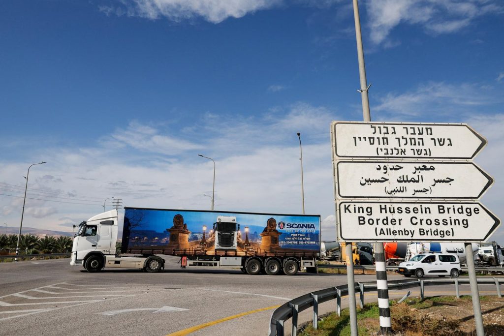 إسرائيل تعيد فتح معبرها الرئيسي مع الأردن لتقديم المساعدات لغزة